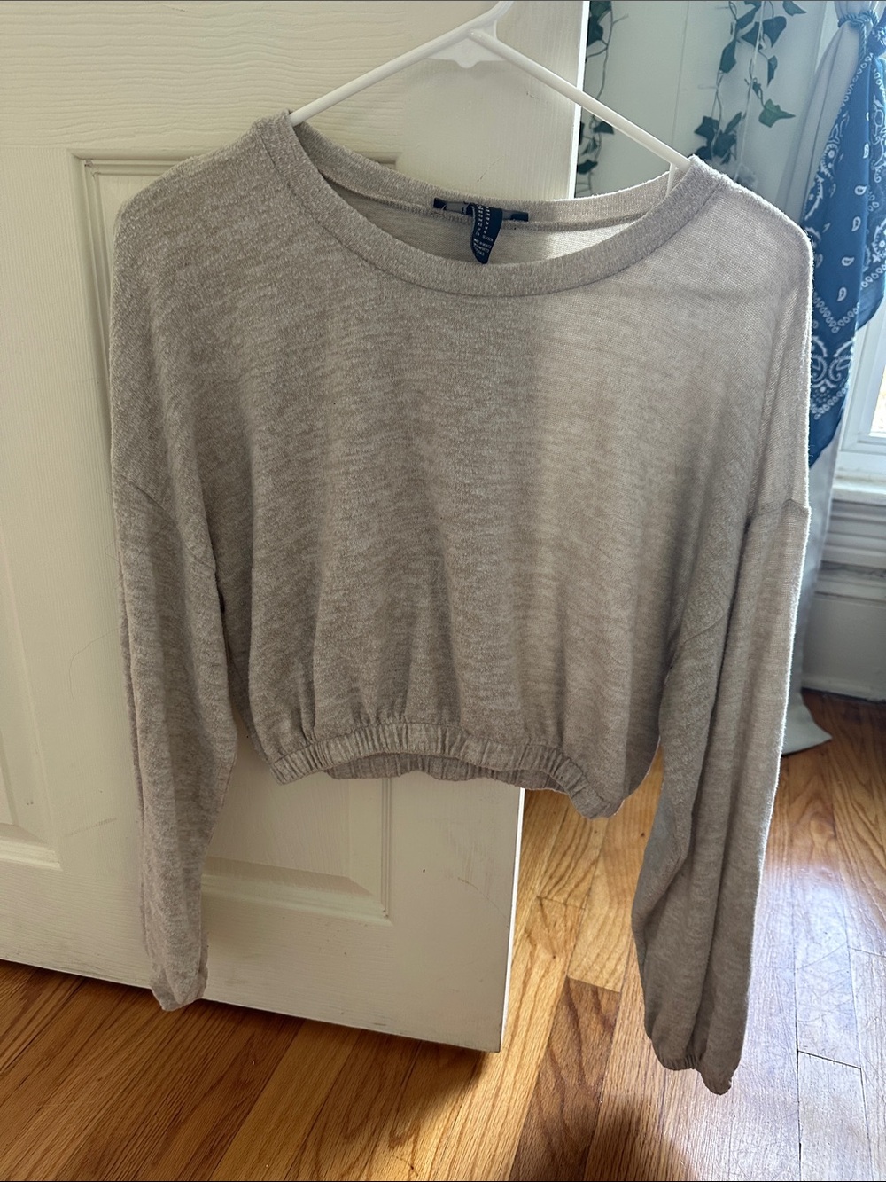 Forever 21 Light Gray Cropped Crewneck Sweatshirt